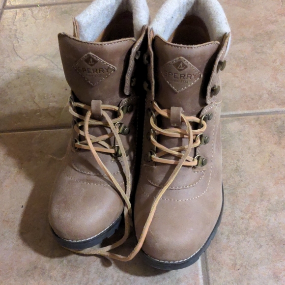 Sperry Topsider brown boots with heel - Picture 2 of 4